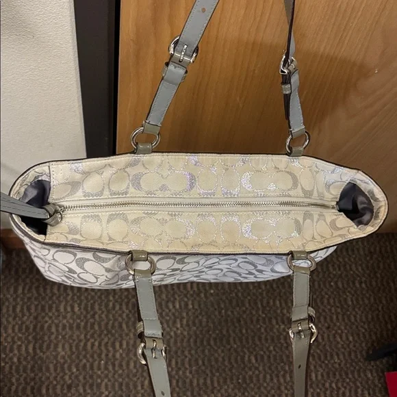 EUC COACH purse. Flawless inside and out. Straps adjustable on both sides. Badge - Picture 8 of 16